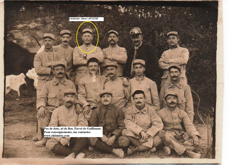 regiment100 18.jpg - Photo N° 18 : Photo de groupe de soldats du 100e régiment d'infanterie - 1914 1918. D'après le texte de la carte postale, la date c'était avant l'Argonne (1915)