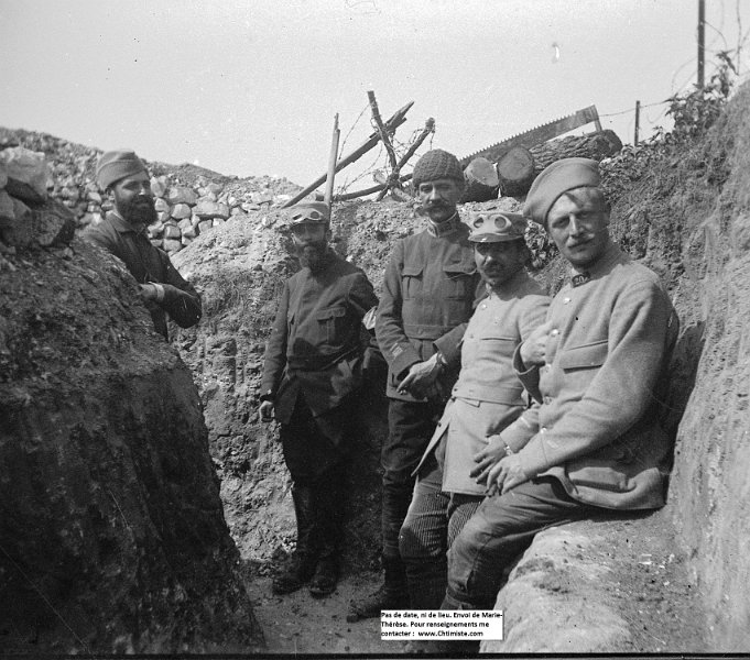 28.jpg - Photo 28 : Le commandant avec son bonnet est du 405e régiment d'infanterie. Joseph RAIDL y était entre mars 1915 et juillet 1916.