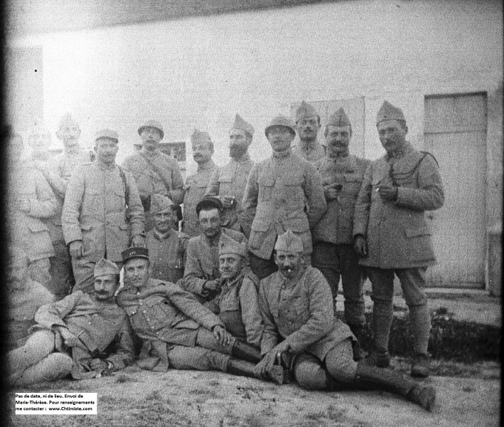 29.jpg - Photo 29 : 140e régiment d'infanterie. Joseph RAIDL (le barbu debout ?) y était à partir du 21 novembre 1917.