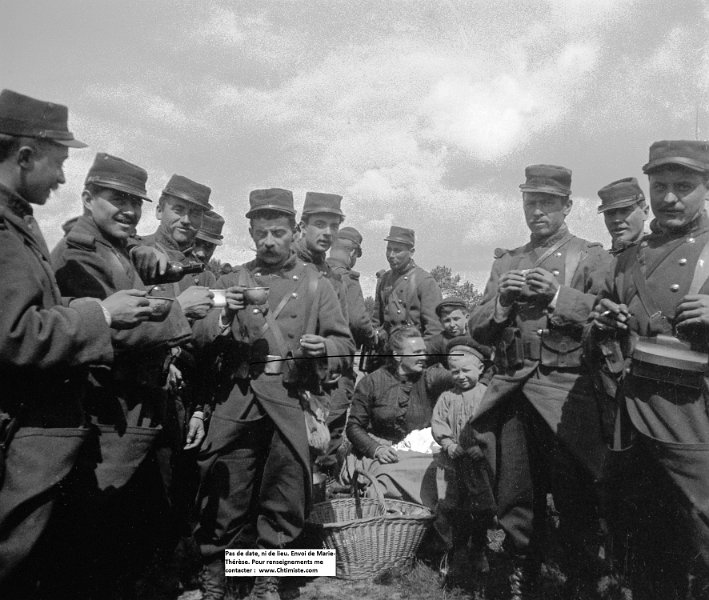 3.jpg - Photo 03 : Il s'agit de soldats du 102e régiment d'infanterie (voir cols). Joseph RAIDL y était pour son service militaire en 1903-1904, puis pour deux périodes d'exercices en 1908 et 1911.