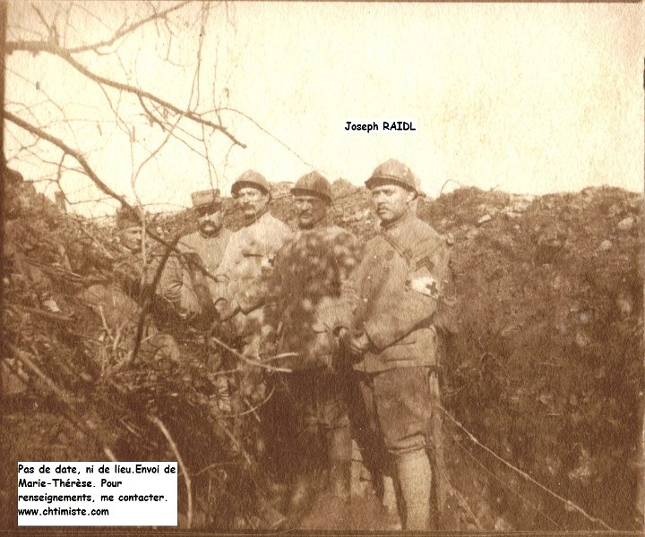 34.jpg - Photo 27 : Joseph RAIDL, brancardier, à droite, avec 3 chevrons de présence au front. On peut donc dater cette photo vers fin 1916-début 1917. Il a obtenu sa décoration (visible) en juillet 1916. Certainement 239e régiment d'infanterie