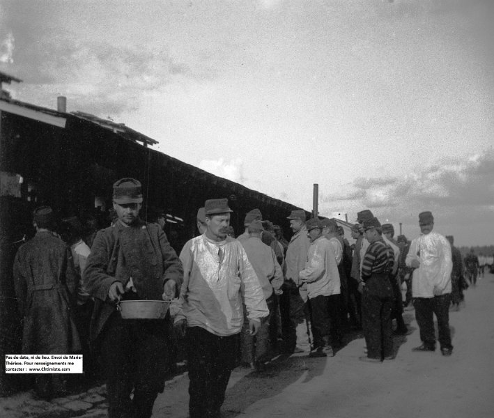 5.jpg - Photo 05 : Il s'agit de soldats du 102e régiment d'infanterie (voir cols). Joseph RAIDL y était pour son service militaire en 1903-1904, puis pour deux périodes d'exercices en 1908 et 1911.