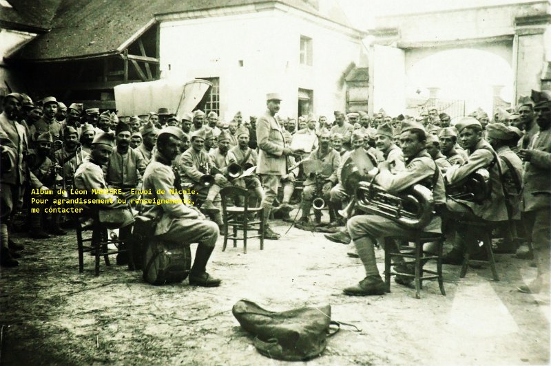 56.JPG - Eté 1917. Concert à Aigny (Marne). Chef de musique Manière