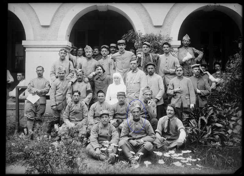 1.jpg - Photo N° 1 : Hôpital de Redon (35 ) - Au moins un homme de cette unité s'y trouve - Cliché réalisé par la photographe Anne Robert-Catherine (exercice 1909-1926 à Redon, cloître de la retraite, hôpital auxiliaire n°8). Elle a pour original une plaque de verre que l'on peut consulter et télécharger gratuitement sur le site du musée de Bretagne --->  http://www.collections.musee-bretagne.fr