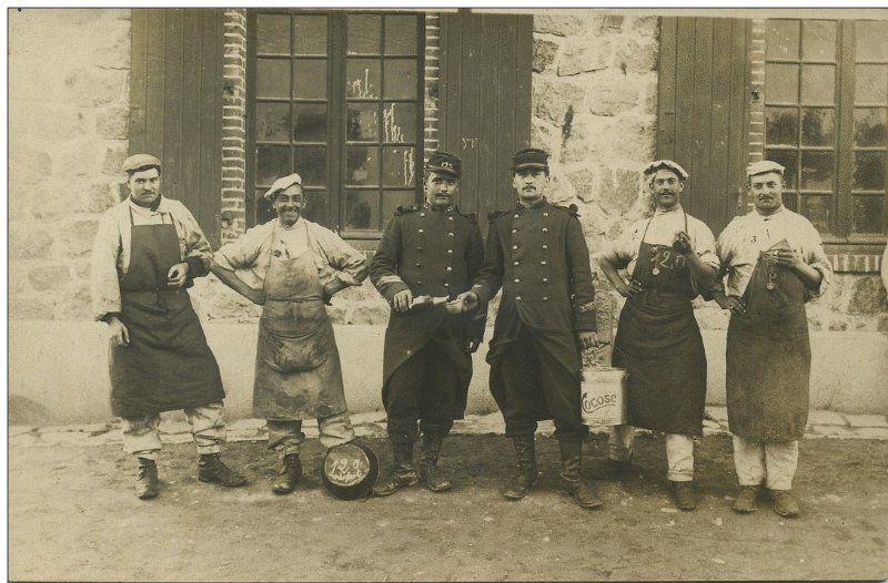 regiment125 10a.jpg - Photo N° 10 recto :  Groupe du 125e régiment d'infanterie . Ecriteau  : " 120 la fuite" - Camp de la Courtine