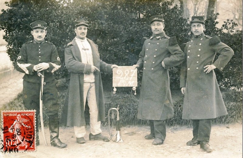 regiment131 9.jpg - Photo N° 9 : 3 soldats du 131e RI et un maréchal-ferrand du 30e d'artillerie. Pas de noms, pas de date (1913 ?), ni de lieu. Envoi de Roger-Paul MICUM. Carte trouvée sur brocante.
