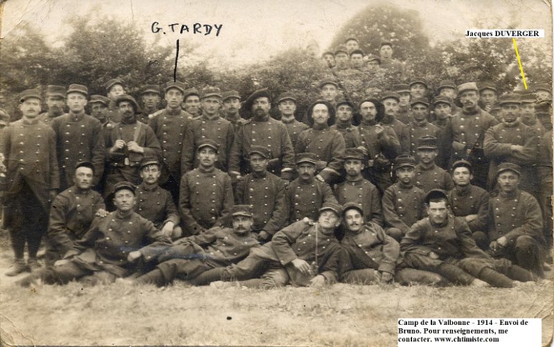 regiment159 2.jpg - Photo N° 2 : Camp de la Valbonne (01) entre le 25/09/1914 et le 09/10/1914. Un internaute a reconnu son grand-père Jacques DUVERGER sur cette photo. Jacques DUVERGER perdra son bras gauche le 3/10/1914 à côté d'Arras (62). La photo est donc d'avant cette date. Un autre internaute, Jean-Luc, a reconnu aussi son grand-père, Émile MERLE, mais a oublié de me donner sa position sur la photo...Un certain Joseph BALCET a été aussi reconnu.