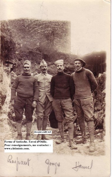 regiment163 23a.JPG - Photo N° 23 recto : Joseph LARCAT du 163ème régiment d'infanterie à la ferme d'Antioche (Aisne), le 18 décembre 1917. Les cuistots - Le trou noir, c'est la cuisine. --- RASPAUT (Pierre) : domicilié à Caudies de Mont-Louis par Ayguatebia.  n'existe plus à ce jour, mais Caudies de Conflent (66) --- Joseph LARCAT (Delle 90) --- GOUGES  Jean : travaillait à Perpignan au restaurant DOMINIQUE (avant ou et après guerre ?) ---  HAMEL, un NORMAND 