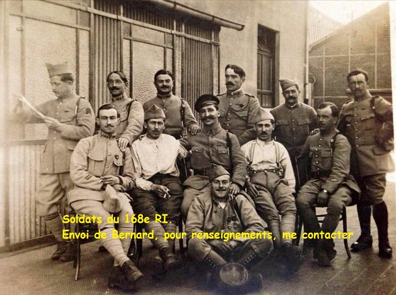 4.jpg - Photo n° 4 : 168e régiment d'infanterie - Le sergent Edmond Gallois est en compagnie de 11 camarades du 168e régiment d'infanterie ; il porte la nouvelle vareuse avec deux poches sur la poitrine ; au bas de sa manche gauche, ses galons de sergent ; grade oblige, sa tenue est moins négligée, il porte le ceinturon ; il a une montre bracelet au poignet gauche, il est tête nue et a toujours une moustache, comme d’ailleurs tous les autres soldats de la photo. Tous ceux qui ont gardé la vareuse ont une fourragère avec un insigne rond. 