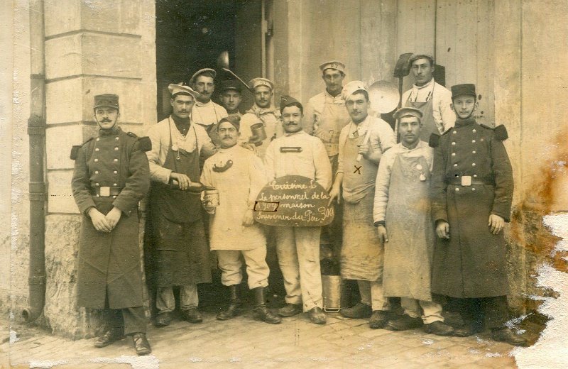 regiment13 24.jpg - Photo N° 24 : Le personnel des cuisines du 13e régiment d'infanterie - 1909