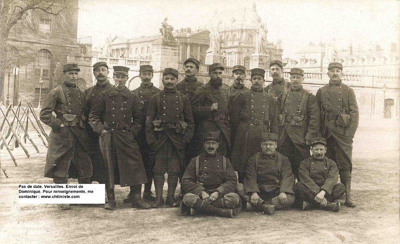 regiment1 14.jpg - Photo N° 14 : Groupe du 1er régiment d'infanterie devant le château de Versailles. Pas de date, mais la présence d'une croix de guerre semble datée le cliché à partir de mi-1915.