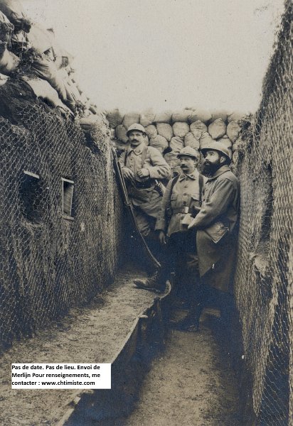 regiment35 17.jpg - Photo N° 17 : 3 hommes du 35ème régiment d'infanterie en tranchée grillagée