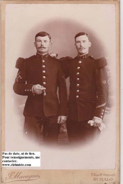 regiment47 19.jpg - Photo N° 19 : Il s'agit des frères jumeaux CATROS Jules et Eugène du 47ème régiment d'infanterie. Jules sera blessé le 6/09/16 aux alentours de Chally (somme) par EO (blessures multiples) et décèdera le lendemain le 7/09/16 à Montdidier. Le second sur la photo est Eugène sera blessé deux fois le 4/10/14 à Neuville-Vitasse  par balle et le 29/04/17 à Beine par EO.Ils sont nés le 23/11/1888 à St-Brieuc. j'ai trouvé la photo dans un vide grenier, ils ne sont pas de ma famille mais ils méritent d'être mis en ligne pour les membres de leur famille au cas ou...