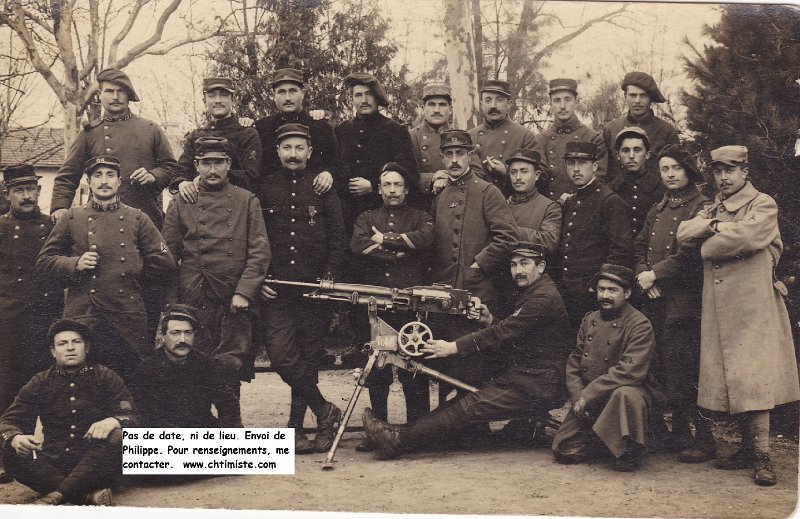 regiment52 15.jpg - Photo N° 15 : Certainement un stage de formation de mitrailleurs. On distingue nettement l'insigne sur les manches