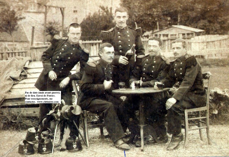 regiment5 21.jpg - Photo N° 21 : Daniel BOUDINET debout , au milieu, tenant la bouteille.