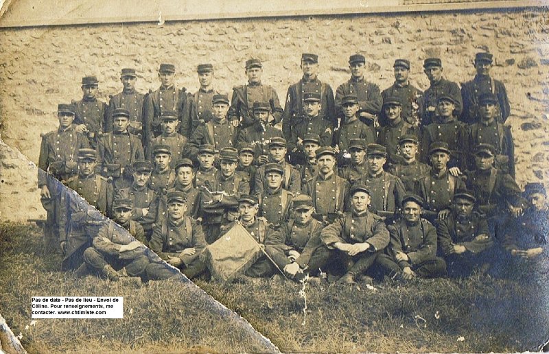 regiment67 6.jpg - Photo N° 6 : MILLET Émile du 67e régiment d'infanterie se trouve sur cette photo (où ?). Il décèdera le 6 septembre 1918 à côté de Lassigny (60). Au dos de cette carte (non datée) il écrit a ses parents et demande des nouvelles de son frére Jean qui lui aussi ne reviendra pas de la guerre. --- Un internaute, François, pense (en 2021) avoir identifié sur cette photo Louis Ducrocq (1874-1943), lieutenant au 67e régiment d'Infanterie (le barbu au milieu).