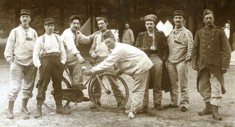 regiment76 14.jpg - Photo N° 14 : Pas de noms. Au dos : souvenir de notre escapade du camp de "vacances. Été 1913 " signé Gosselin S. du 76e RI - Envoi de Micum Roger. Carte trouvée sur brocante. 2 caporaux.