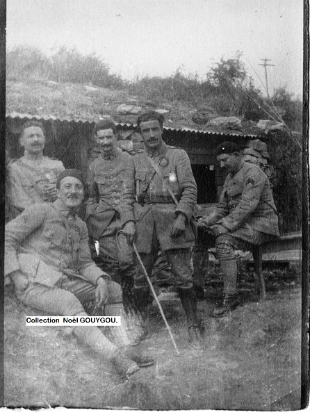 13.jpg - 13 : Automne 1918 : Tenant  sa canne, le capitaine GOUYGOU pose avec des cadres de sa compagnie.