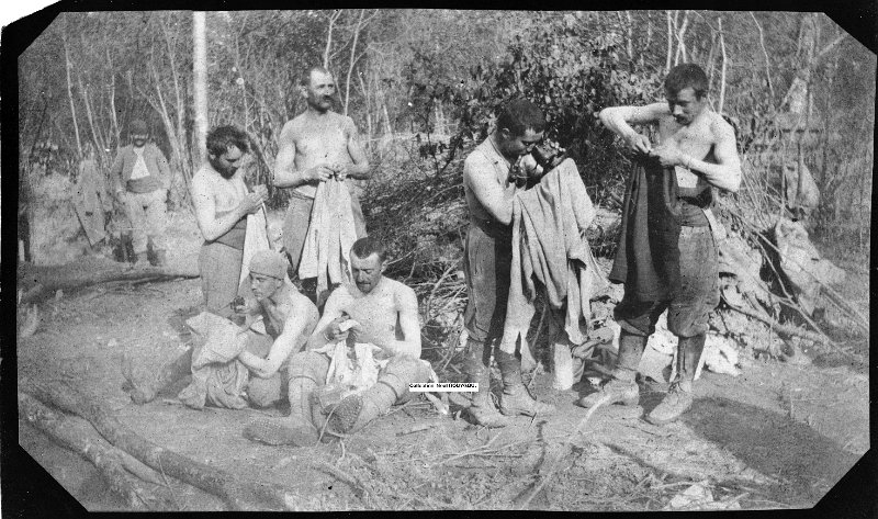 5.jpg - 5 : Front de Verdun : Camp des travailleurs civils, forêt de Hesse, Varennes-en-Argonne, dans la Meuse, mai 1916. Chasse aux poux humoristique pour ces hommes et cadres du 83eRI.