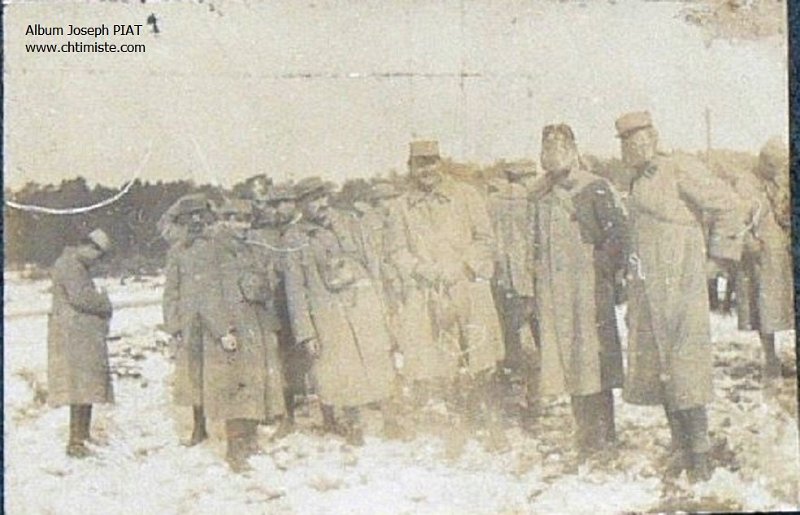 24.jpg - 24 : Champ de tir de Fontainebleau. Février 1918. Épreuves de masques à gaz.