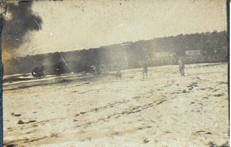 27.jpg - 27 : Champ de tir de Fontainebleau. Février 1918. A gauche, un lance-flamme.
