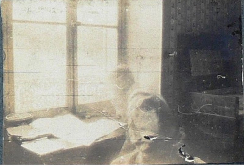 29.jpg - 29 : Ma chambre à Sainte-Maure. Avril 1918. Au travail.