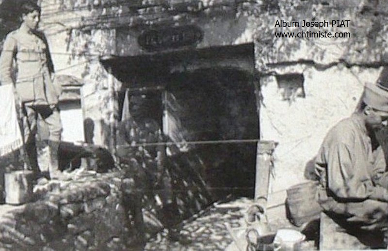56.jpg - 56 : Lieutenants PIAT et BERARD. Carrière de Bitry, septembre 1918.