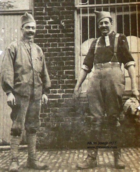 57.jpg - 57 : Tétéghem. décembre 1918. Distillerie. PIAT (droite) et HIRARD.
