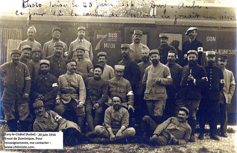 sectioninfirmiers8 4.jpg - Photo N°  4  : Train sanitaire stationné à Évry-le-Châtel (Aube) - Carte datée du 3 juillet 1916. On distingue un "8" sur plusieurs képis