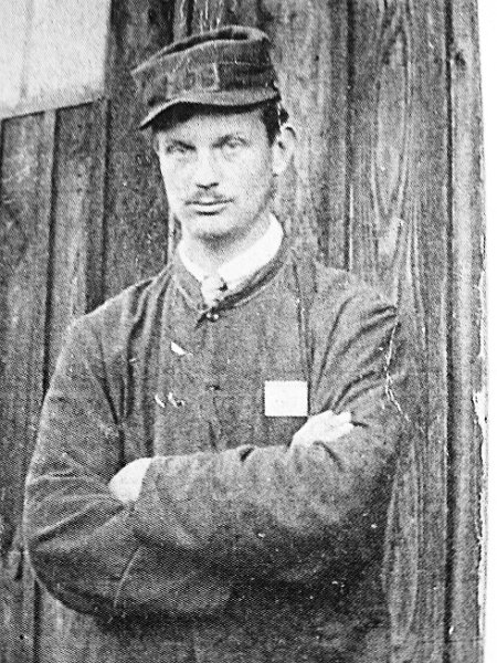 Altengrabow DEREUX.jpg -  Raoul DEREUX du 106e régiment d'infanterie fut porté disparu lors de la bataille d'Arrancy le 24 août 1914, puis fait prisonnier à Bellefontaine et emmené en Allemagne au camp d'Altengrabow. Il a cousu une patte de col avec numéro d'unité sur son képi. Vraisemblablement, n'ayant plus de couvre-chef, on lui a fourni un képi qu'il a alors personnalisé.