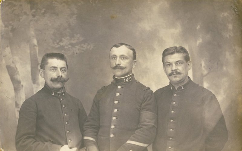 friedrichsfeld7.jpg - Photo N° 7 : Léon VORREUX au centre. Carte envoyée à Claudine IRSIDE en juin 1918 "Bonne santé, attendons notre retrour, salut à Charles". Envoi de Marie Camilla.