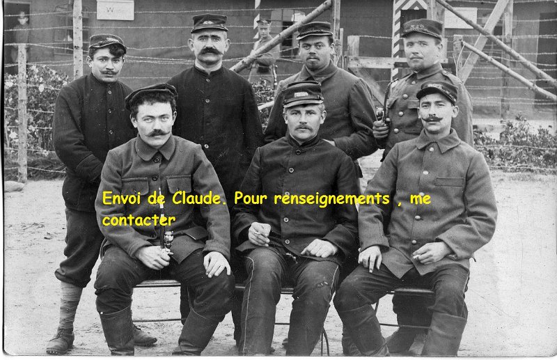 campgustrow4.jpg - Photo n° 4 : Envoi de Claude : " Photo d'un groupe de prisonniers dans lequel se trouve mon grand père (en haut à droite avec la casquette du 342) Antoine GINESTE né en 1885 et qui était dans le 342RI de Mende. D'après ses courriers il a été fait prisonnier le 2 novembre 1914. Il a donc été fait prisonnier à Wytschaete lors de la première bataille d'Ypres. D'octobre 1914 à janvier 1915 il était au Kriegsgefangener de Güstrow par la suite il a été à Janneby puis à Bollingstedt et Parchim. Je pense que la photo a été prise à Güstrow car les soldats ont encore leurs uniformes.  