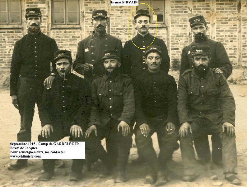 gardelegen4a.jpg - Photo n° 4 recto : Ernest SIRVAIN debout, 3ème à partir de la gauche, parmi des soldats du 322ème de Rodez. Il était à cette époque sergent-chef du 96ème RI de Béziers. Prisonnier au début du mois de novembre 1914 à Langemark, Belgique. Voir ses photos de soldat seul.