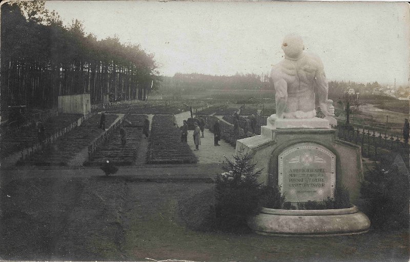 Grafenwöhrdocuments5.jpg - 5 : Statue de Grafenwohr et cimetière