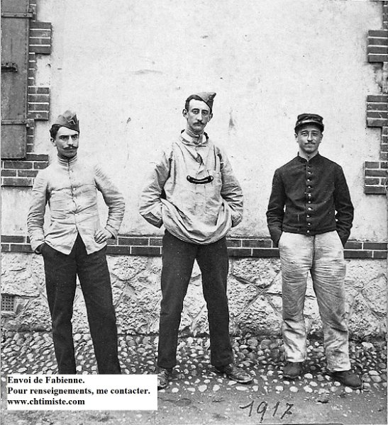 Muncheberg3.jpg - Photo N° 3 : Francis GRENIER et 2 autres soldats, tous prisonniers à Müncheberg en 1917. Le grand soldat du milieu s'appellerait "le grand René".