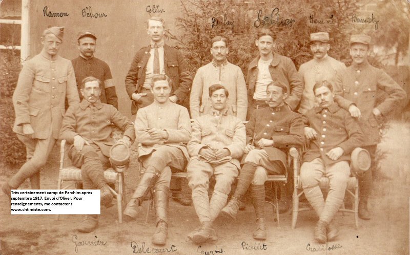 Parchim1a.jpg - Photo N° 59a recto : Groupe de prisonniers en Allemagne  (Parchim ?) ---> Soldats (Jules Julien) RAMON - (Joseph) BÉHOUR - (Alcide) COLLIN - (Maurice Léon) DUFFAY - (Louis) GALLETIER - (Émile) HAMARD - (Auguste) BAMETZ - (Léon) GARNIER -  (Louis Joseph) DELECOURT - (Pierre Gaston) COURTY - (Philippe) PICOLLET du 114e régiment d'infanterie - (Antoine) CRABIFOSSE. --- Les prénoms entre parenthèses ont été ajoutés après une belle étude de  Tangi L. Merci à  lui - Le camp commnun d'internement de ces hommes identifiés est  le camp de Parchim. La photo aurait été faite après le 20/09/1917 date d'arrivée au camp de 2 d'entre eux (PICOLLET Philippe et RAMON Jules). Contrairement à ce qui figure pour PICOLLET, il n'appartenait pas au 114ème (peut être a t'il récupéré une veste de ce régiment en captivité ?). Sur l'ensemble Tangi a un doute sur GALLETIER (serait ce plutôt SELLIER / SELLIER ou autre nom?). Qu'en pensez vous, chers internautes ?  Si vous voulez plus d'informations sur cette recherche (régiments, date de naissance des hommes...) ou si vous n'êtes pas d'accord sur cette recherche, contactez moi.