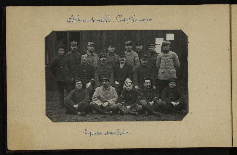 1a.jpg - Photo N° 1 verso : Équipe des colis et lettres du camp de Schneidemühl (Pologne) - 24 octobre 1917