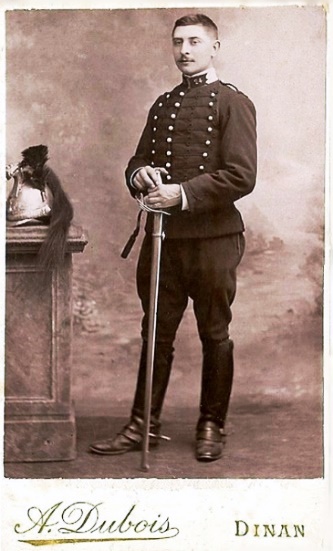 Dherville.jpg - Arthur Dherville fit son service militaire au 24e régiment de dragon en 1910-1912. Il rejoignit le 5e régiment de dragons en 1914. En novembre 1915, il passa au 22e régiment de chasseurs à cheval puis en juin 1917 au 169e régiment d’infanterie dans la 11e compagnie. Il y fut cité une 1ere fois à l’ordre du régiment (août 18) puis une seconde fois à l’ordre de l’armée (octobre 1918). Il termina la guerre comme sergent.