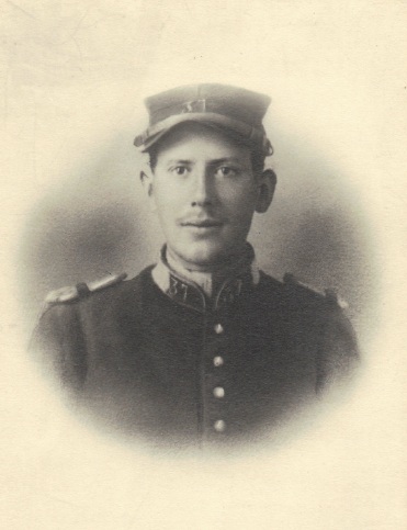 POIRIAULT Georges René.jpg - POIRIAULT Georges René , mort par éclats d'obus en février 1916, au moulin Schuller à Steintheim. Il est présent sur la photo N° 2 avec quelqu'uns de ses camarades. Merci à Emmanelle.