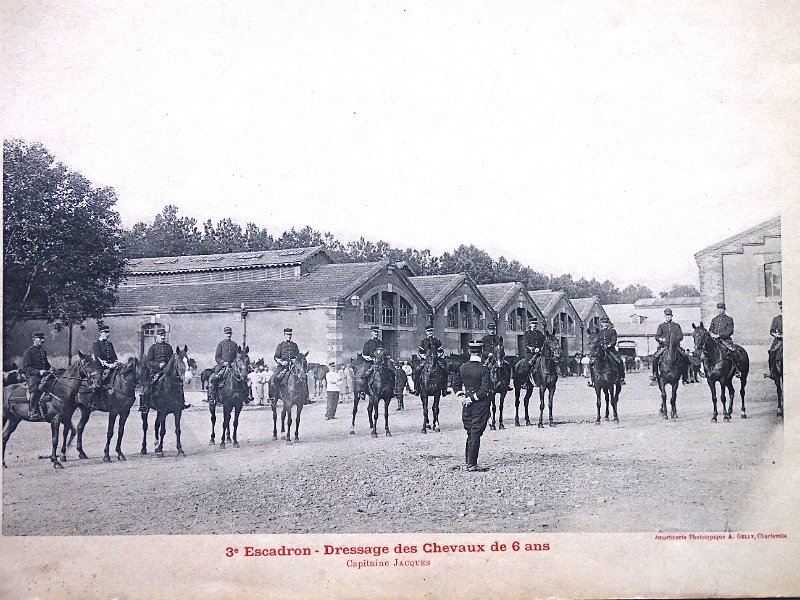 25.JPG - 25 - Dressage des chevaux du 9e régiment de Dragons - 1904.