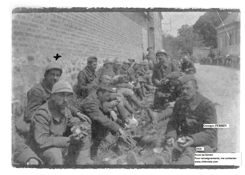 4.jpg - 4a : Arrivée des cyclistes (du 26 chasseurs) à S.L.P. Seine-Inférieurr - Juin 1916