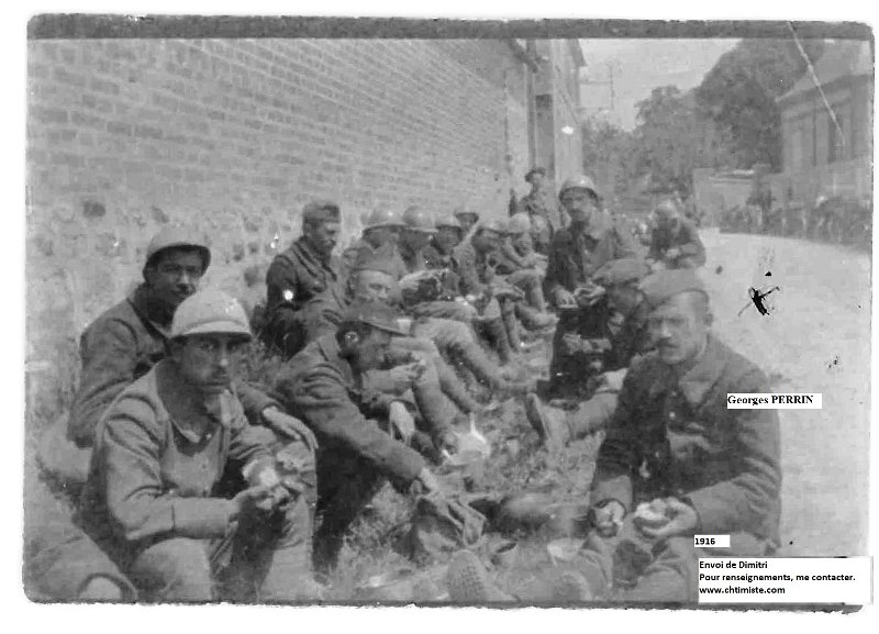 5a.jpg - 5a : La soupe pendant l'étape. Le 26e chasseurs cycliste dans la Seine inférieure au repos. 1916