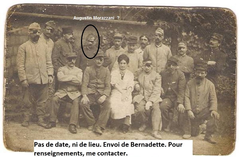 hopitalinconnu152.jpg - 152 :  Bernadette nous dit : " Mon grand père Augustin MORAZZANI a obtenu une citation à l'ordre du régiment le 16 juin 1917, alors qu'il était simple soldat sous les ordres du lieutenant-colonel PEYRROTE ne parlant pas un mot de français la guerre l'ayant arraché à sa Corse natale ! Il a été blessé au Mort-Homme (55) et qu'il a été décoré de la croix de guerre étoile de bronze. Il a gardé toute sa vie sur lui son livret militaire avec cette photo. Il pourrait être le 4è en partant de la droite au 2è rang. "