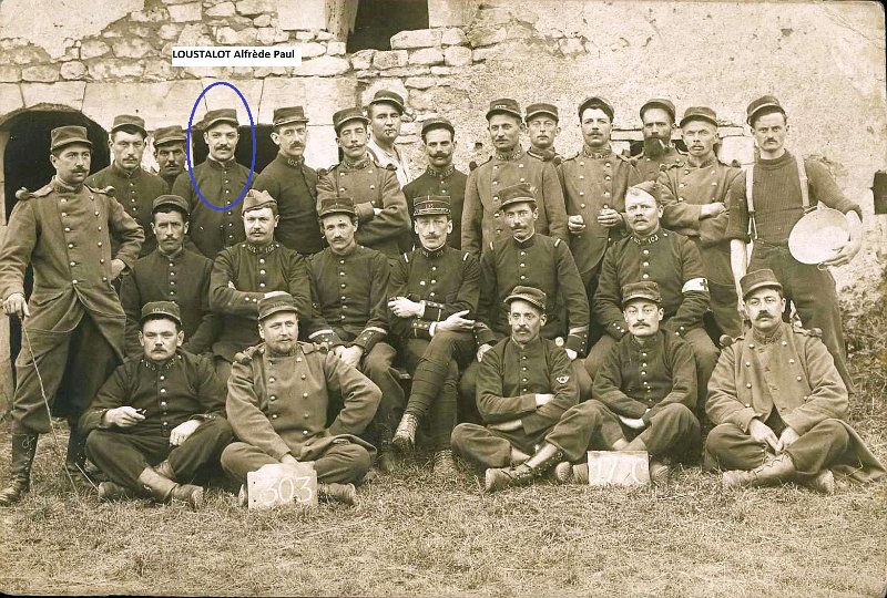 regiment303 9.jpg - Photo N° 9 : Réservistes du 103ème régiment d'infanterie (sur l'écriteau " 303e RI ") - Alfrède LOUSTALOT (classe 1903, recrutement de Paris) au 103ème régiment d'infanterie en 1913 - Puis 369ème régiment d'infanterie durant la guerre - Puis détaché usines métallurgiques de Paris (il était soudeur) en octobre 1916 - AD01