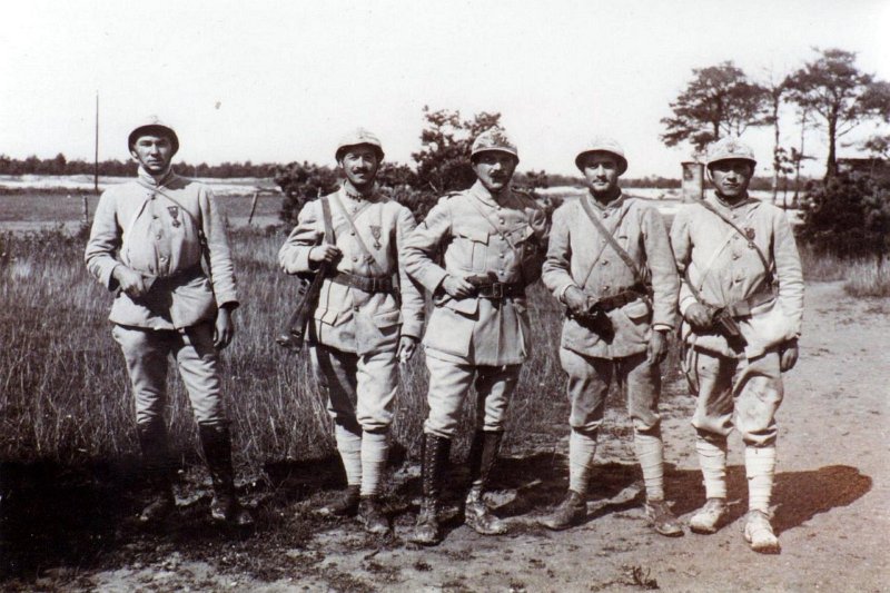 regiment366 6.jpeg - Photo N° 6 : 5 des participants sur les 170 participants du "Coup de Main du Mont Sans Nom" du 14 juillet 1918. Sur la photo se trouve le Lieutenant BALESTIE, le Sergent LEJEUNE, les caporaux HOCQUET et GOURMELON et le soldat AUMASSON. Le Lieutenant BALESTIE est au centre de la photo, le second à droite de la photo est le sergent LEJEUNE. Pour les deux sur la gauche de la photo et celui à l'extrême droite HOCQUET ?, GOURMELON ? ou AUMASSON). Cette photo provient d'une famille de combattants du 366è RI qui ont fait parvenir ce cliché aux membres de l'association "Mémoires des Monts de Champagne" 